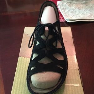 Naot Yarrow Black Velvet Nubuck Size 41